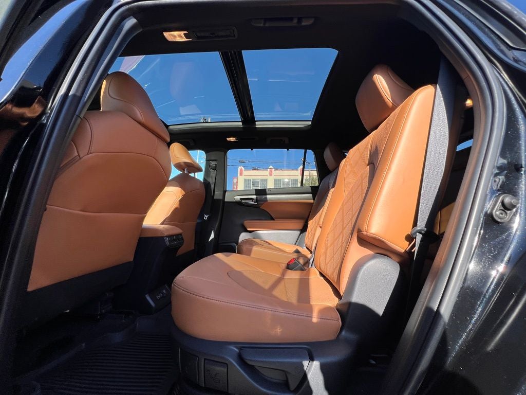 2023 Toyota Highlander Hybrid Platinum