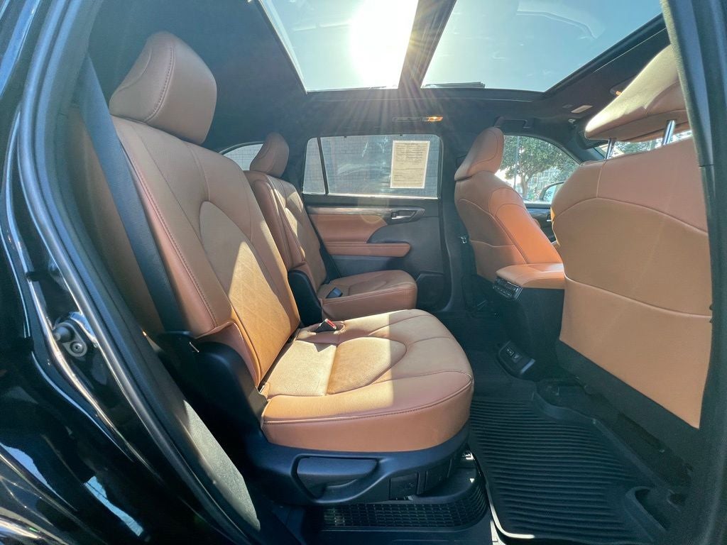 2023 Toyota Highlander Hybrid Platinum
