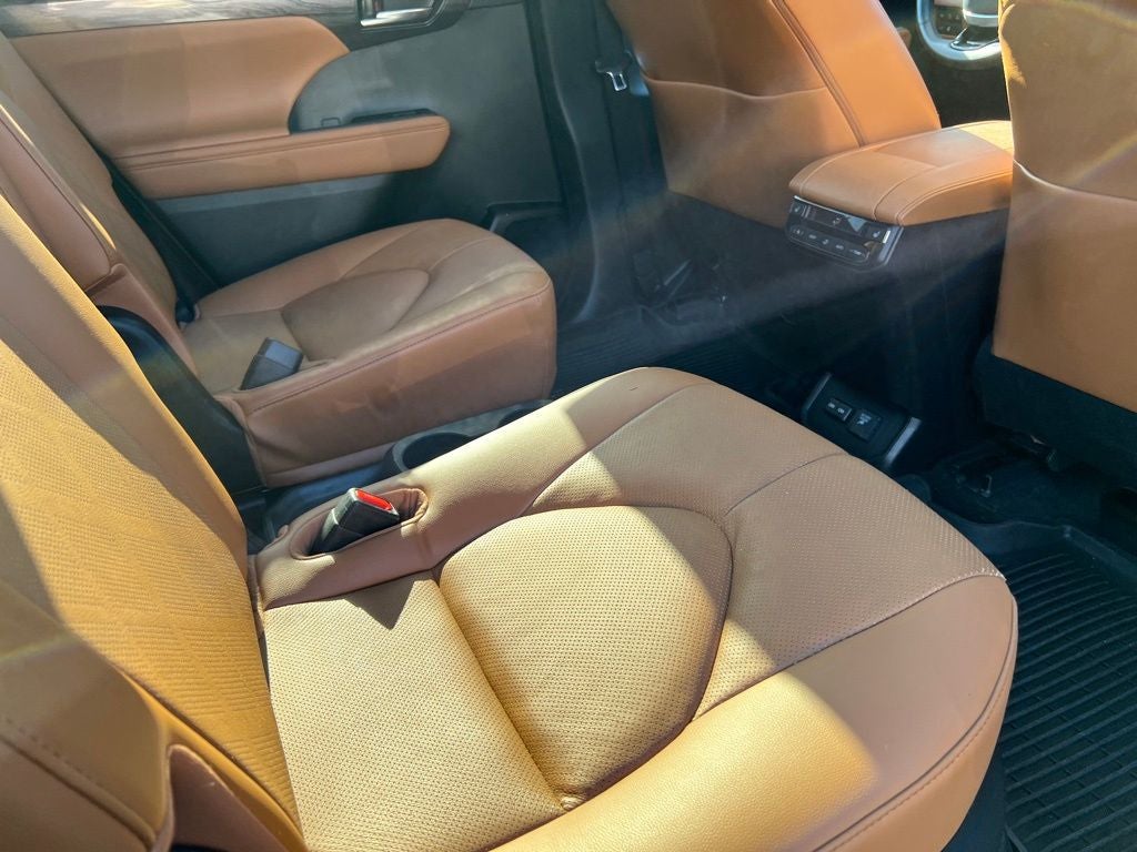 2023 Toyota Highlander Hybrid Platinum