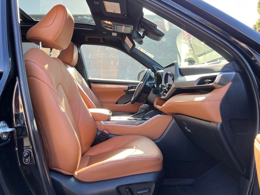 2023 Toyota Highlander Hybrid Platinum