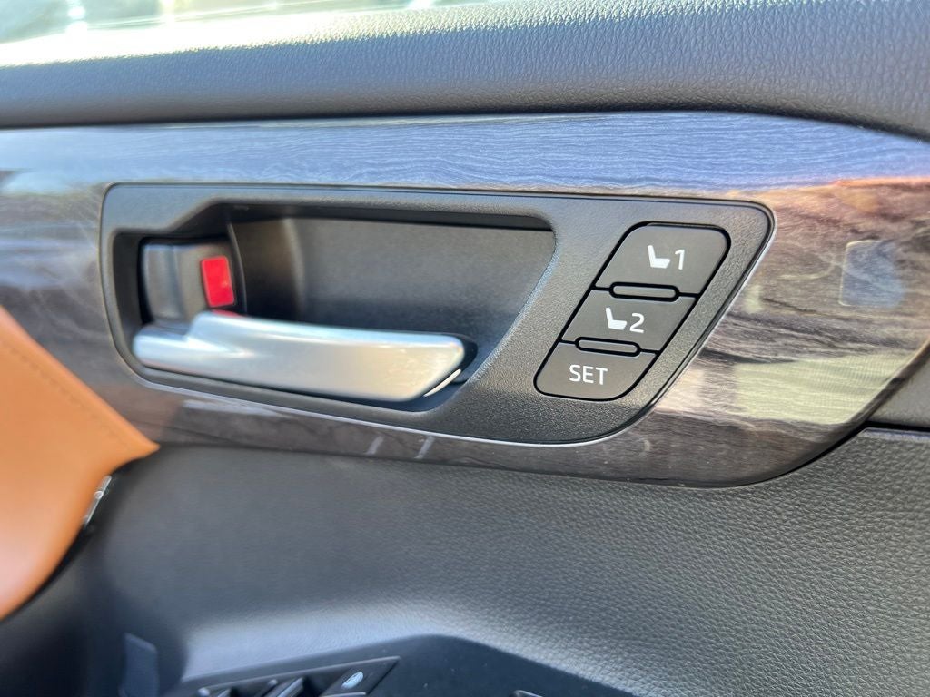 2023 Toyota Highlander Hybrid Platinum