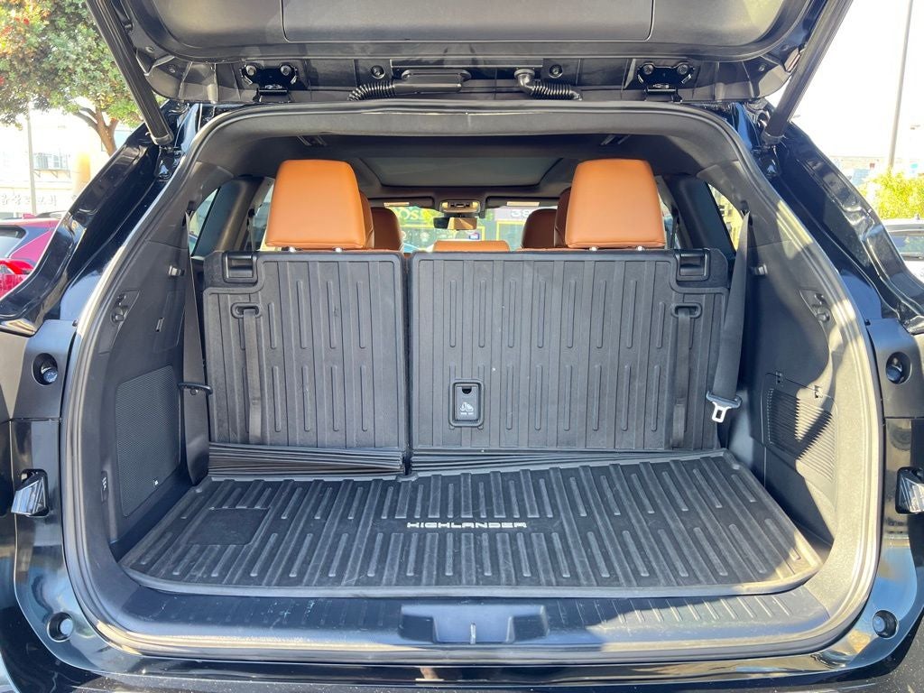 2023 Toyota Highlander Hybrid Platinum