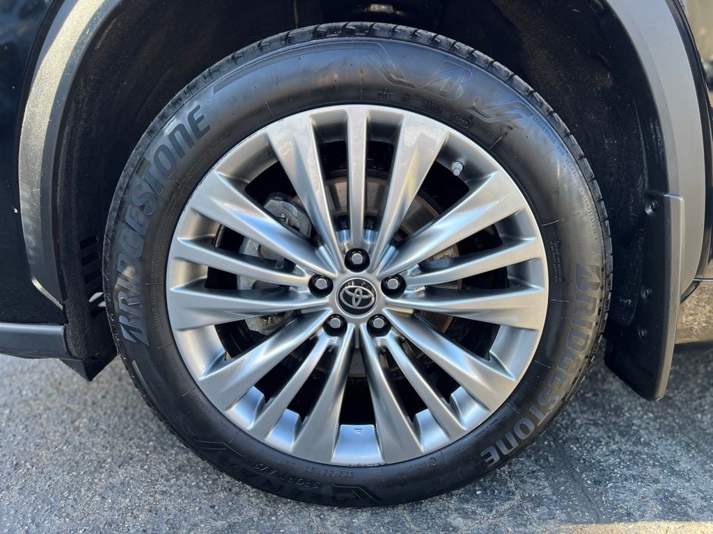 2023 Toyota Highlander Hybrid Platinum