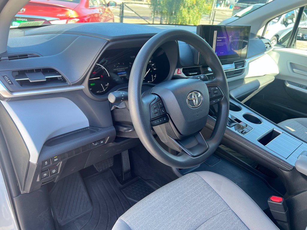 2026 Toyota Sienna LE 7 PASSENGERS