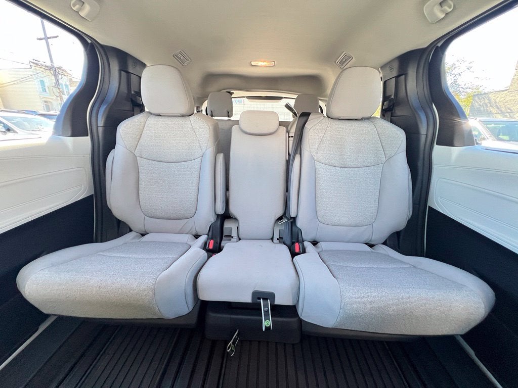 2026 Toyota Sienna LE 7 PASSENGERS