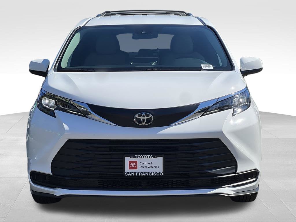 2026 Toyota Sienna LE 7 PASSENGERS