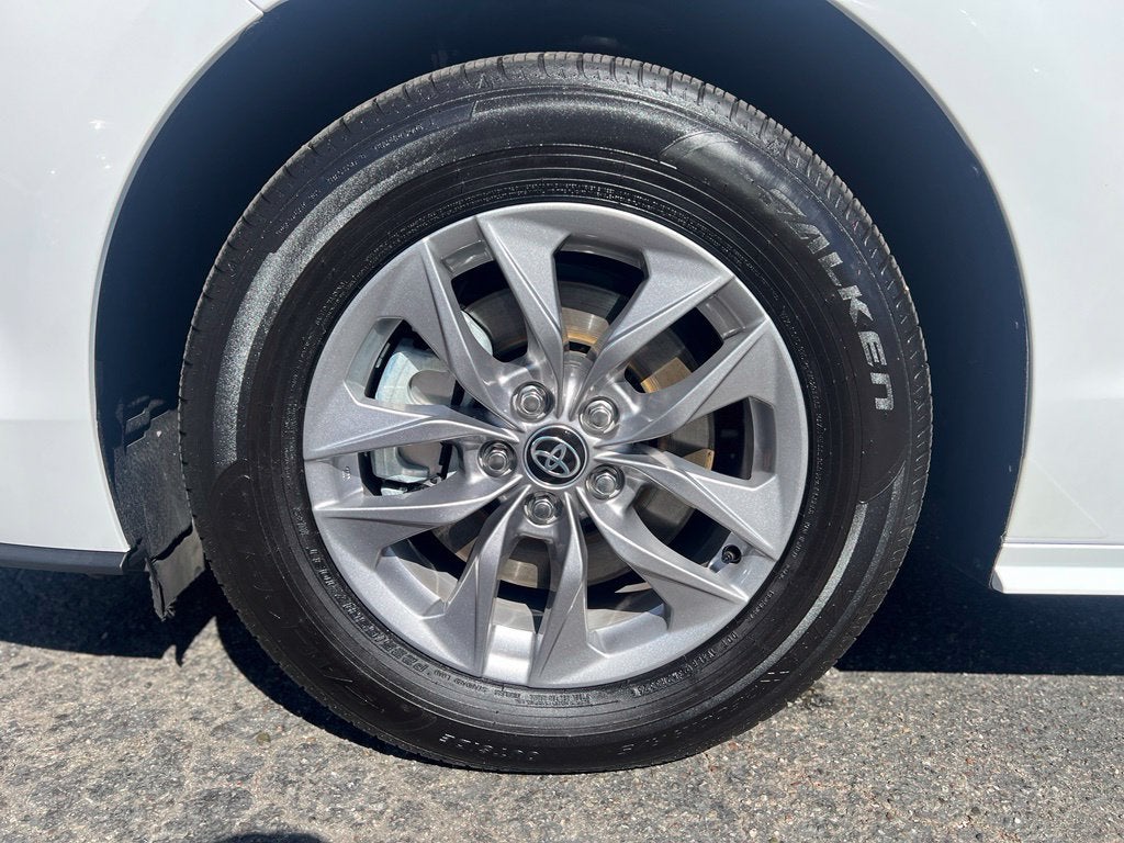 2026 Toyota Sienna LE 7 PASSENGERS