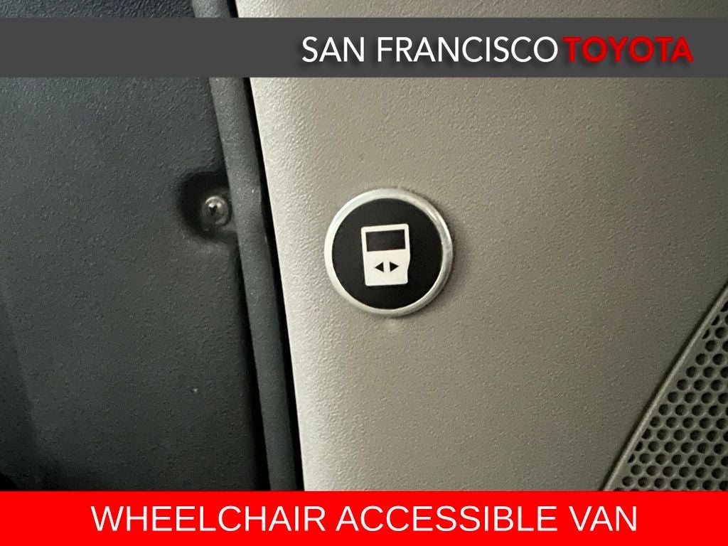 2017 Toyota Sienna SE 8 Passenger