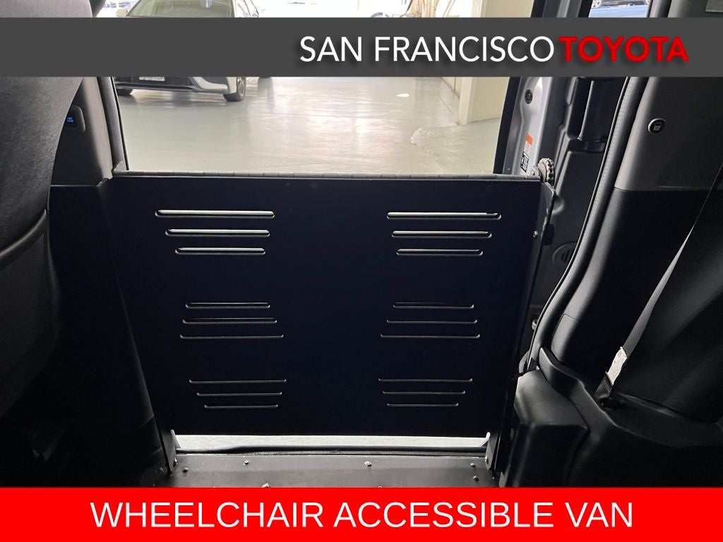 2017 Toyota Sienna SE 8 Passenger