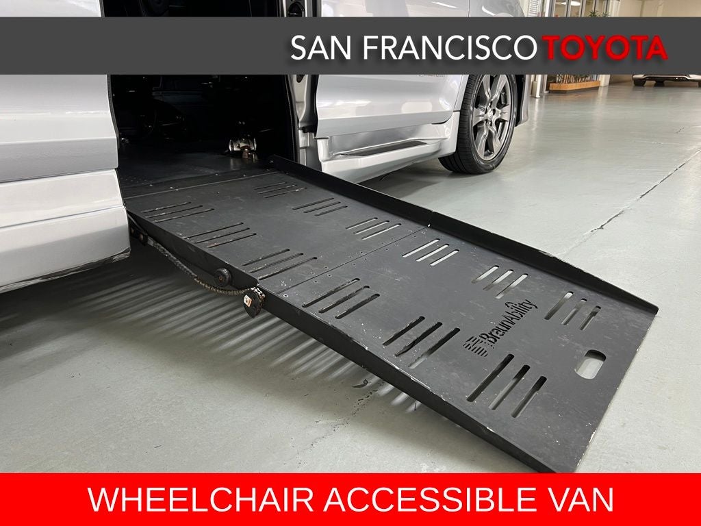 2017 Toyota Sienna SE 8 Passenger