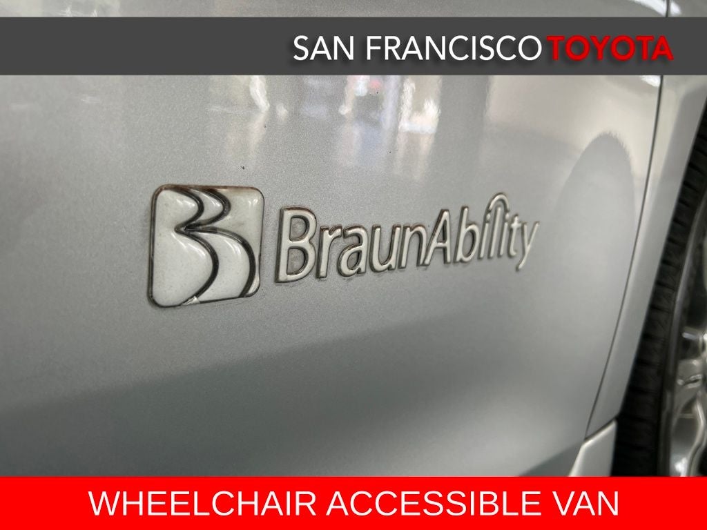 2017 Toyota Sienna SE 8 Passenger