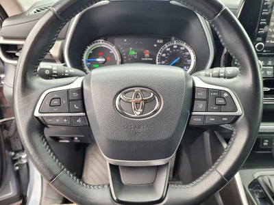 2022 Toyota Highlander Hybrid XLE AWD 8 Passenger 35 mpg