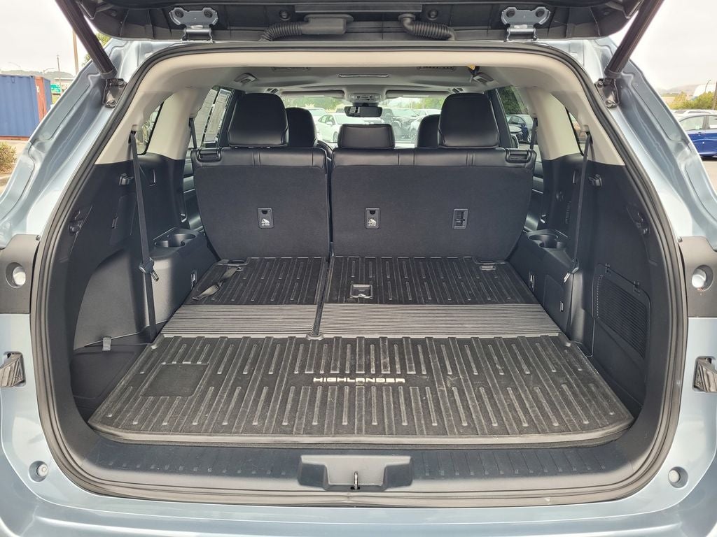 2022 Toyota Highlander Hybrid XLE AWD 8 Passenger 35 mpg