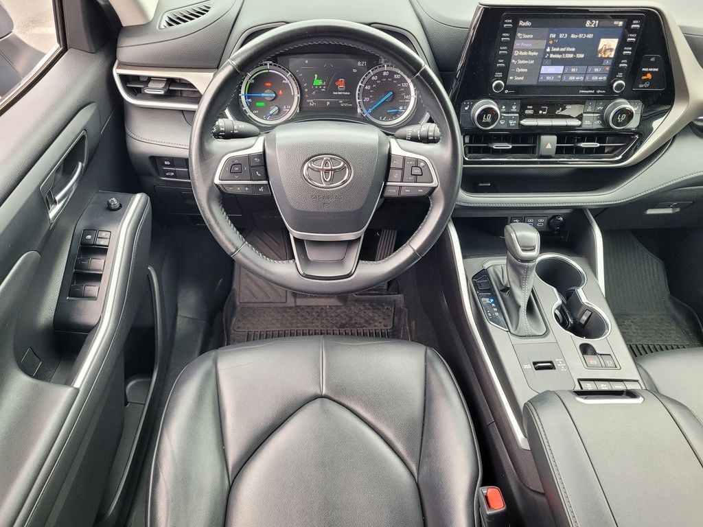 2022 Toyota Highlander Hybrid XLE AWD 8 Passenger 35 mpg