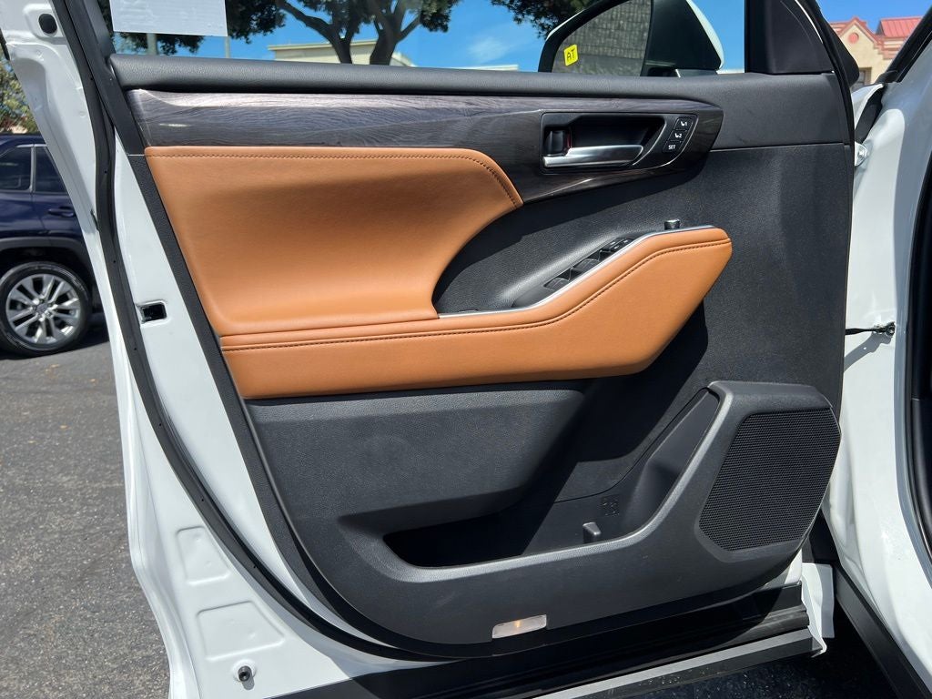 2026 Toyota Highlander Hybrid Platinum